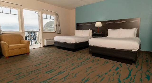 Четырёхместный номер Standard с балконом Gateway Hotel & Suites Ocean City, an Ascend Collection Hotel