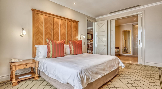 Deluxe One-Bedroom Apartment