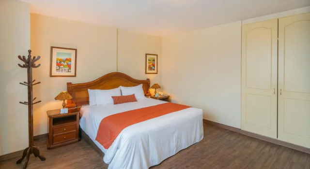 Полулюкс Miraflores Colon Hotel