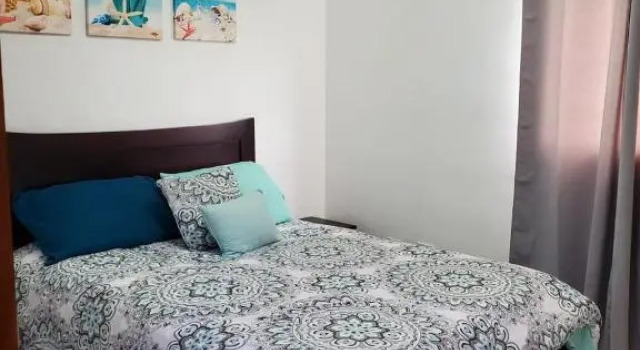 Cómodo apartamento en torre, Забронировать Апартаменты/квартира Сантьяго-де-лос-Кабальерос Сантьяго, рядом с Kaskada Park