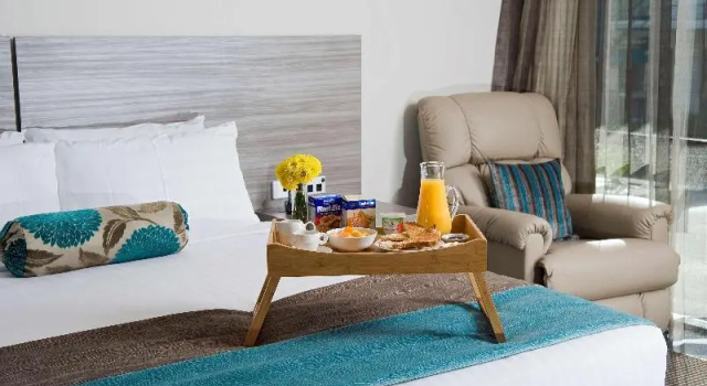 Четырёхместный номер Premier с балконом Best Western Ellerslie International Hotel