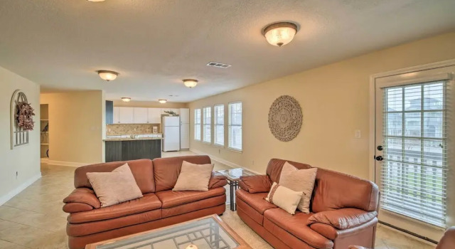 Apt w/ Balconies - Steps to Kemah Boardwalk!, Boek Appartement Kemah Houston