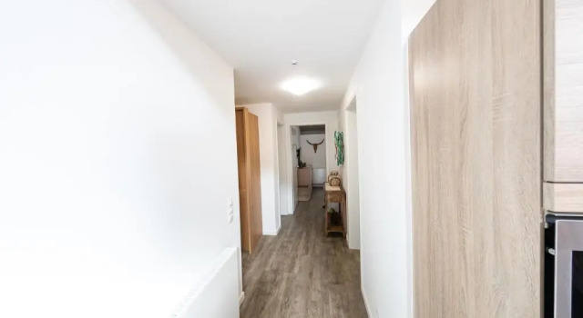 VIP Deluxe 107qm auf zwei Etagen 1 Dopplezimmer EG 1 Doppelzimmer auf der Galerie sowie 2 Badezimmer und komplette Küche mit Mikrowelle und Backofen Ideal für 1 bis 6 Gäste Direkter Blick auf Garten und Bergblick Alles nur nicht 0815, Varaa Matkakoti Hotellit Baijeri pysäköinnillä, Pysäköinti