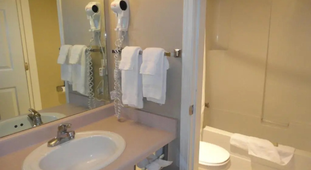 Номер Deluxe Super 8 by Wyndham West Kelowna BC