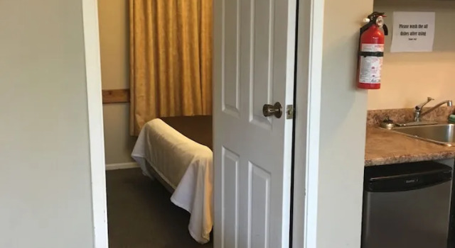 Кровать в общем номере Fuller Lake Chemainus Motel