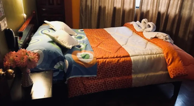 Hotel Estrellita Inn, Забронировать Отель Кито Сьерра, рядом с Del Arbolito Park