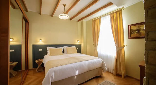 Zaivan Retreat, Забронировать Дом для отпуска Отели Прахова с бассейном, Бассейн