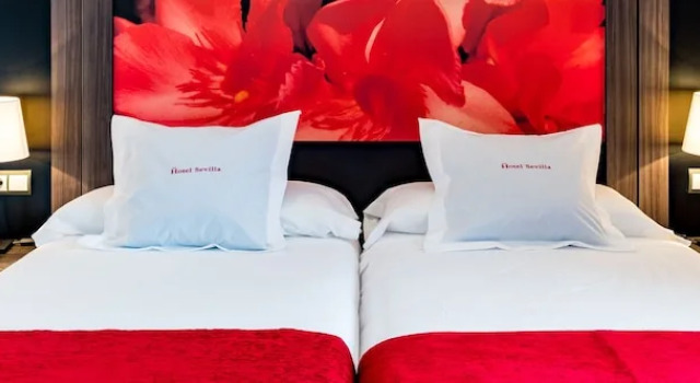Четырёхместный номер Standard с балконом Hotel Sevilla