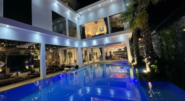 Вилла с красивым видом из окна Art Pool Villa