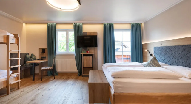 Четырёхместный номер Standard c 1 комнатой с балконом и с видом на горы Design Hotel Frauenschuh