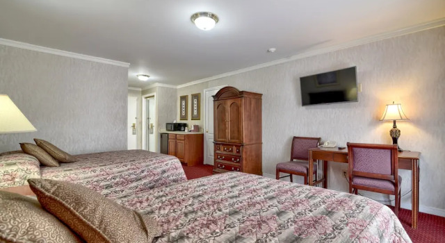 Четырёхместный номер Deluxe с балконом Roosevelt Inn & Suites Saratoga Springs