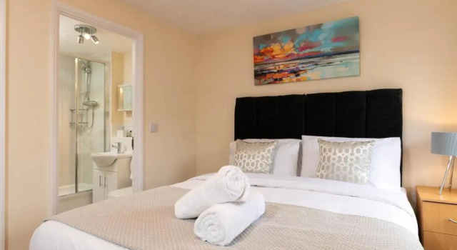 Hazeleigh - Luxury 4-Bed House near Airport, NEC, JLR, Solihull, M42, Book Hotel Solihull West Midlands, nær Solihull Central Library