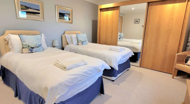 East Wing Cottage - Peaceful Village Retreat With Tennis Court Access, Varaa Lomakoti Mökit kohteessa Merseyside, Mökki