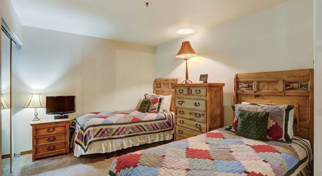 Newly Renovated 2 Bed/ 2 Bath Beaver Creek  2 Bedroom Condo by RedAwning, Забронировать Отель Отели Бивер-Крик 3 звезды, рядом с Гонконгский Диснейленд, 3*