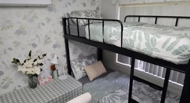 Кровать в общем номере Bluetongue Hideout