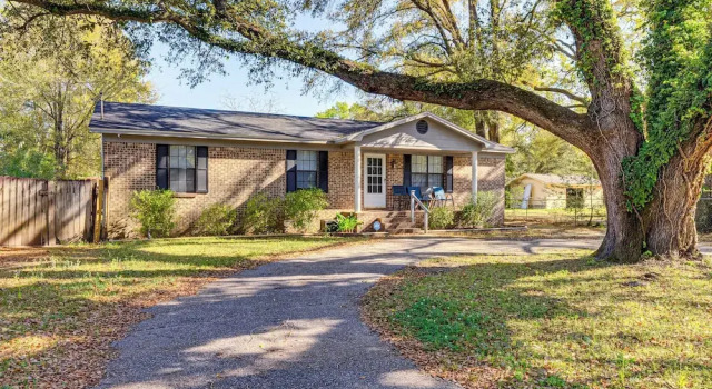 Коттедж Charming Satsuma Home ~ 14 Mi to Mobile!