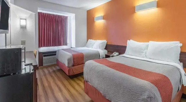 Четырёхместный номер Standard Microtel Inn & Suites by Wyndham Cleveland Streetsboro