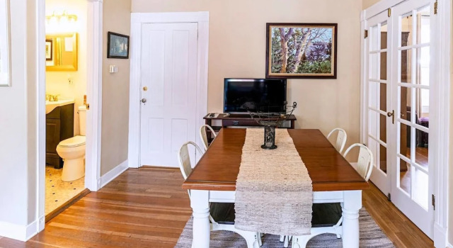 '1900' House and Cottage ~ Near OSF ~ Sleeps 10, Rezerwuj Dom wakacyjny Ashland Rogue Valley