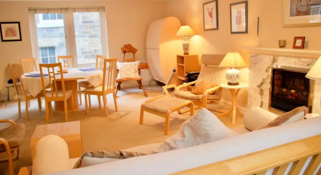 2 Bedroom Flat Accommodates 6 in Heart of Edinburgh, Забронировать Апартаменты/квартира Апартаменты Эдинбурга, рядом с St George's West Church, Апартаменты/квартира