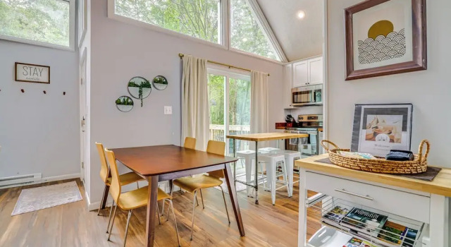 15 Mi to Ski Resort: Home w/ Fire Pit in Tobyhanna, Book Feriehus Sommerhuse i Pennsylvania, Hytte