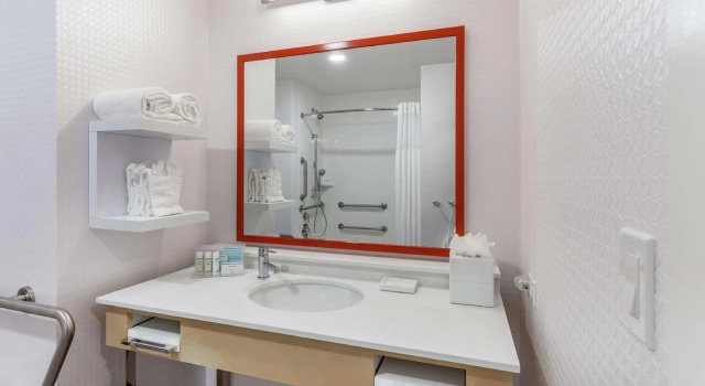Четырёхместный номер Standard с видом на город Hampton Inn Oakland Downtown-City Center