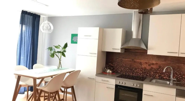 Апартаменты Yellow Flower Apartment with Pool - 5 min to Lake