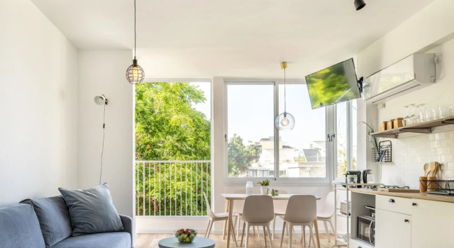 Bright & Sunny Apt in Trendy Location, Забронировать Отель Отели Тель-Авива с парковкой, рядом с Парк независимости, Парковка