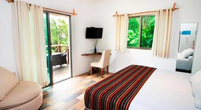 Трёхместный номер Standard с видом на озеро Hotel Pancho Villas