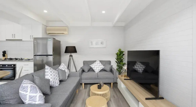 Апартаменты 2-bed Rosebud Apartment With BBQ & Garden
