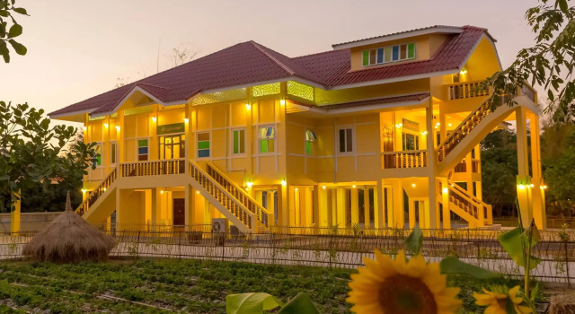 BanphrayaLanna Rimnam, Book Hotel Muang Kham Thailand