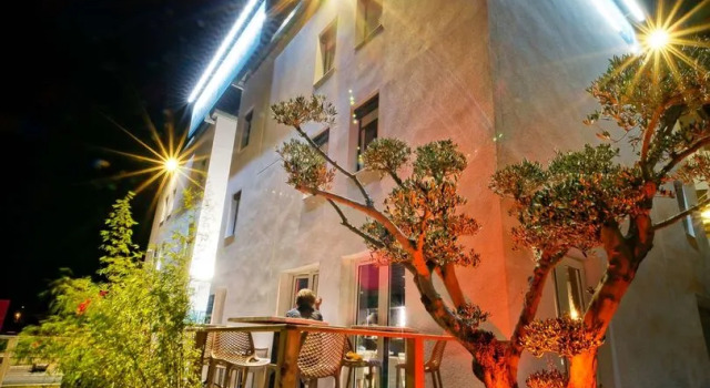 Blue Hotel, Varaa Hotelli  