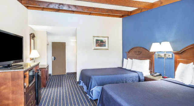 Четырёхместный номер Standard Howard Johnson by Wyndham Bangor