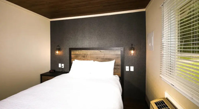 Люкс с балконом Bayview Wildwood Resort, an Ascend Collection Resort