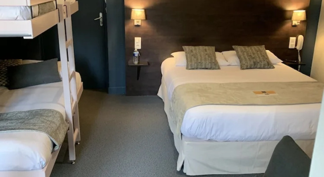 Четырёхместный семейный номер Standard Logis hôtel Aux Berges de lAveyron
