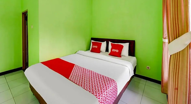 Camera Deluxe Indah Savana Hotel Mitra RedDoorz