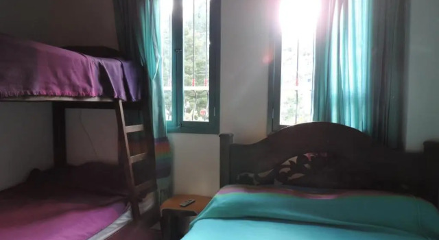 Четырёхместный номер Standard с балконом и с красивым видом из окна Hotel Los Geranios