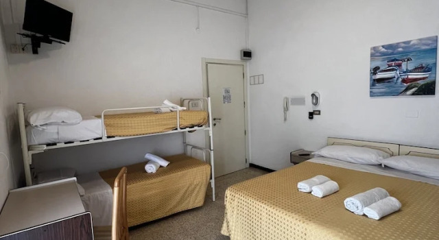 Четырёхместный номер Standard с балконом Hotel Till