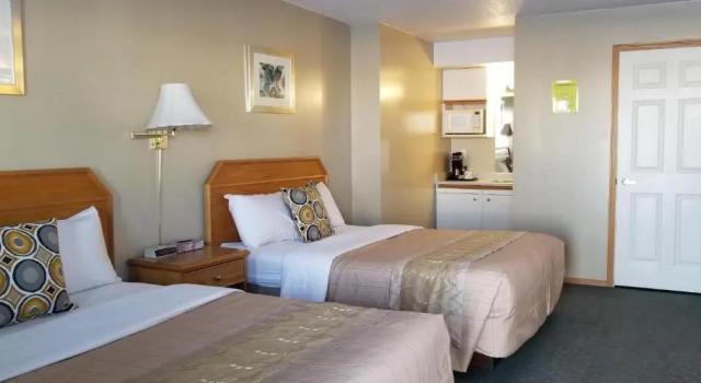 Четырёхместный номер Deluxe Athabasca Lodge Motel