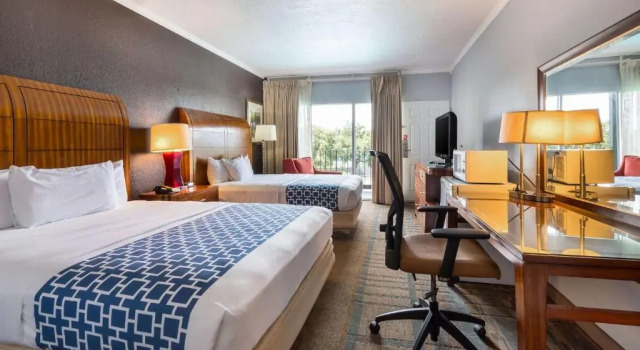 Четырёхместный номер Standard с видом на бассейн Econo Lodge Winter Haven Chain of Lakes