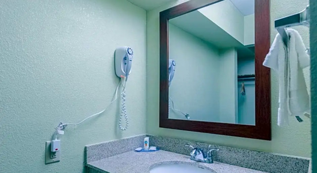 Люкс Цокольный этаж Quality Inn & Suites University Area
