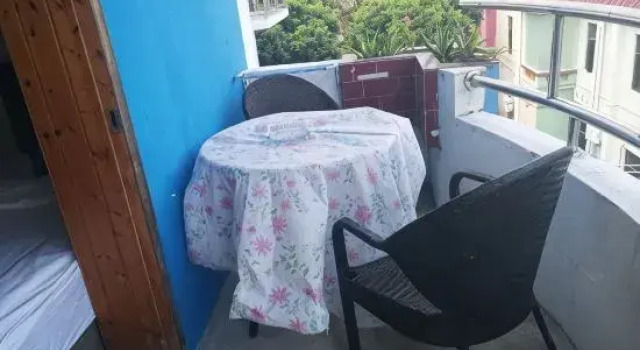 Кровать в общем номере Hola Inn
