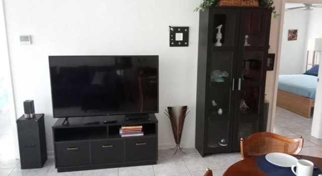 Private designer 8 room art getaway 2 Br-2Ba Full Kitchen Barbecue Patio 2min to beach, Забронировать Отель Отели Форт-Лодердейл с парковкой, Парковка
