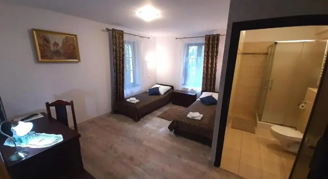 Dworek Złoty Róg Hotel i Restauracja, Забронировать Отель Отели Прадник Бялы с парковкой, Парковка