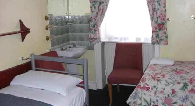 Трёхместный номер Standard Albany Hotel