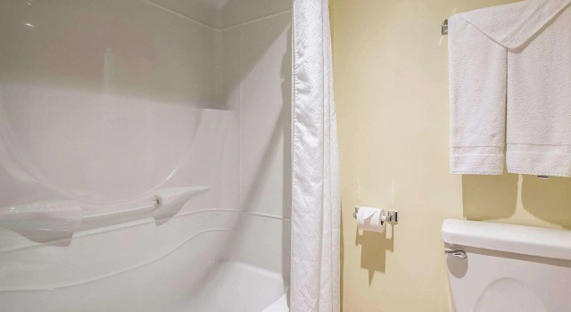 Четырёхместный номер Standard Econo Lodge Inn & Suites