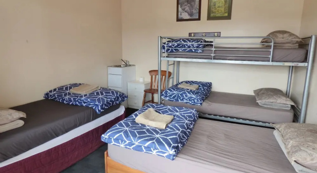 Четырёхместный люкс Standard c 1 комнатой Racecourse Backpackers Hostel