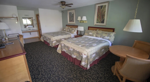 Четырёхместный номер Deluxe Coachlite Inn