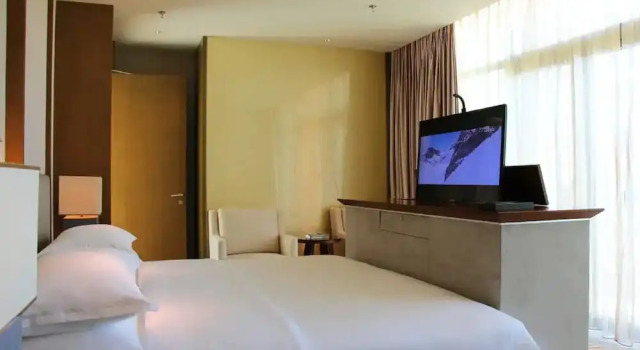 Люкс с 2 комнатами с балконом и с видом на озеро Sheraton Huizhou Bailuhu
