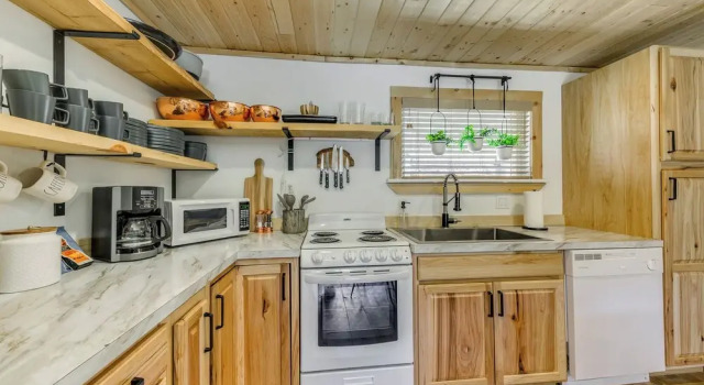 Коттедж Ruidoso Cabin Rental w/ Hot Tub: Walk to Main