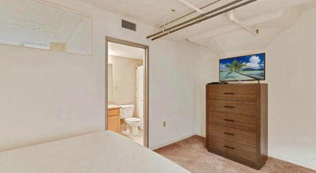 Апартаменты Luxury с 3 комнатами Bluebird Suites at the Warehouse District